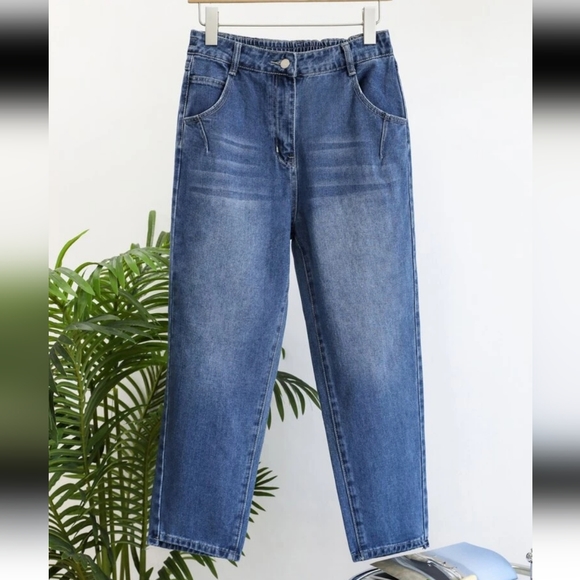 High-Rise Crop Mom Jeans - Picture 4 of 6